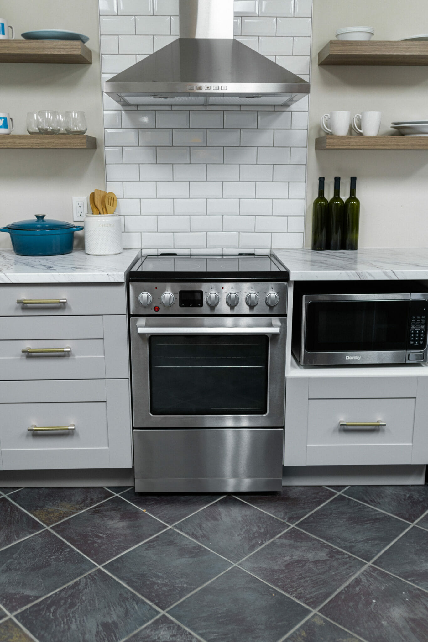 Danby 24in TruAirFry Smooth top Slidein Electric Range in Stainless